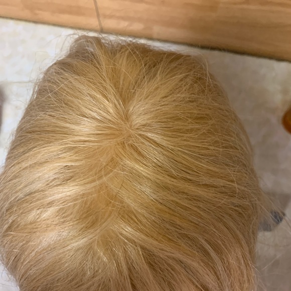 Golden blonde shoulder length wig - Picture 5 of 6